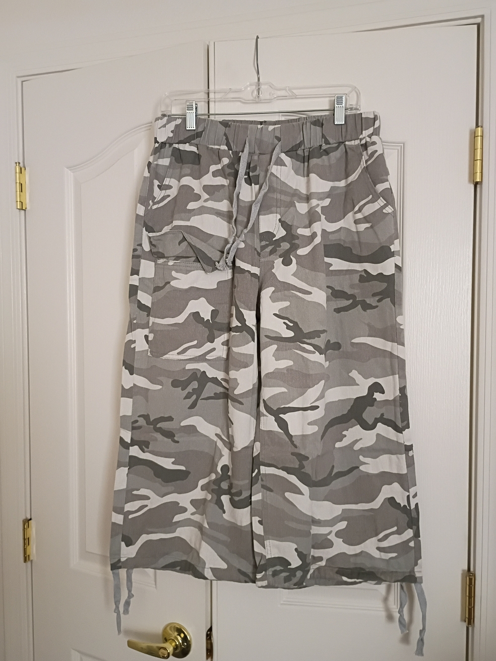 HVEPUO Gray Camo Cargo Capri Pants Large Y2K Utility NWT